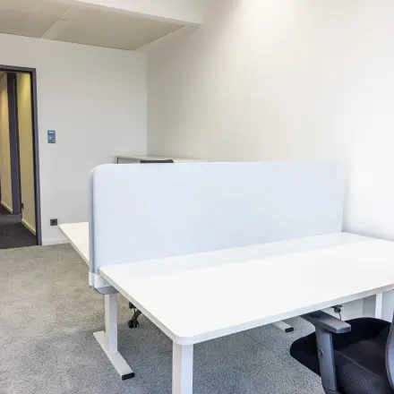 Helles Büro zur Miete in der Schönbrunner Straße 230, 1120 Wien, mit modernen Arbeitsplätzen und Teppichboden.