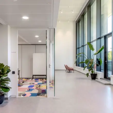 Moderner Büroraum in Siemensstraße 89, 1210 Wien, mit einer hellen Fensterfront und minimalistischer Dekoration. Perfekt für die Bürofläche mieten oder Büroraum mieten in Floridsdorf.