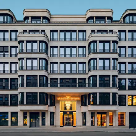 Fassade eines modernen Bürogebäudes in der Knesebeckstraße 62, Berlin Charlottenburg, ideal für Büroflächen- oder Büroraummiete.