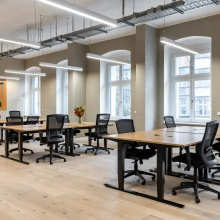 Helles, modernes Großraumbüro in Chausseestraße 29, Berlin Kreuzberg mit stilvollen Möbeln und mehreren Arbeitsplätzen. Perfekt für Unternehmen, die Bürofläche mieten möchten.