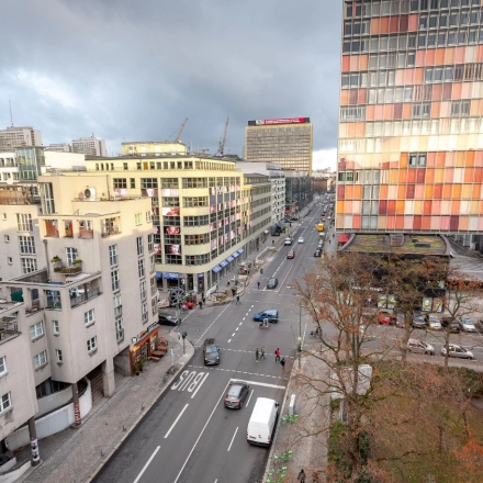 Städtische Straßenansicht der Rudi-Dutschke-Straße 23 in Berlin Kreuzberg, ideal gelegen zum Büro mieten, mit Blick auf umliegende Gebäude und Straßenverkehr.