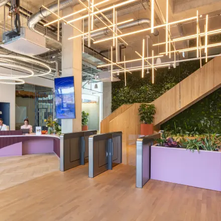 Modernes Büro im Berlin Mitte zur Miete, Heidestraße 34, mit Empfangstresen und stylisher Beleuchtung; großzügige Möblierung und Pflanzen schaffen eine einladende Atmosphäre.