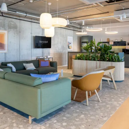 Modernes Büro in Berlin Mitte mit gemütlicher Lounge, Pflanzen und Küche; ideale Bürofläche zum Mieten.