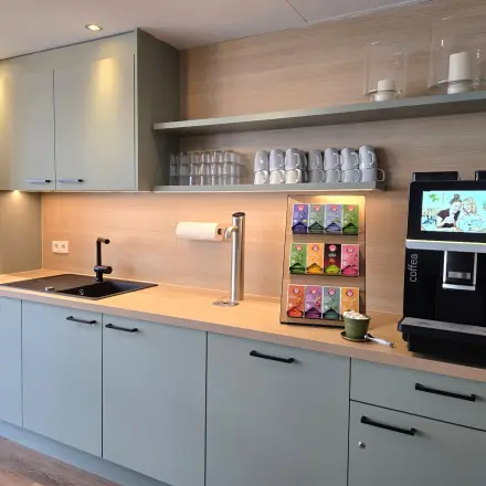 Moderne Pantry im Büro Leipzig Platz 15, Berlin Mitte, ideal zum Büro mieten. Elegante Ausstattung mit Kaffeemaschine und Teesortiment.