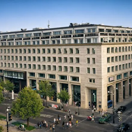 Ansicht eines markanten Bürogebäudes in Berlin Mitte, Unter den Linden 21, geeignet für Büro mieten Angebote.