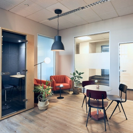 Modernes Büro in Berlin Mitte, Voltastraße 5, mit möblierten Sitzbereichen und Besprechungskabinen. Ideal zum Büro mieten oder büroraum mieten für kreative Arbeitsumgebung.