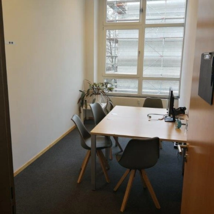 Helles Büro auf der Zinnowitzer Straße 1, Berlin Mitte, mit einem Tisch und vier Stühlen. Ideal für die Büromiete mit Blick auf den Innenhof.