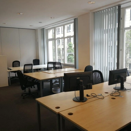 Helles Büro in Berlin Mitte mit großen Fenstern und mehreren Arbeitsplätzen, ideal zum Büro mieten in Zinnowitzer Straße 1.