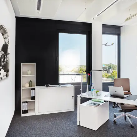 Modernes Büro in Solmsstraße 83, Frankfurt Bockenheim, mit eleganter Ausstattung und Blick auf die Stadt. Perfekt für produktives Arbeiten und ideal, um diesen Büroraum zu mieten.