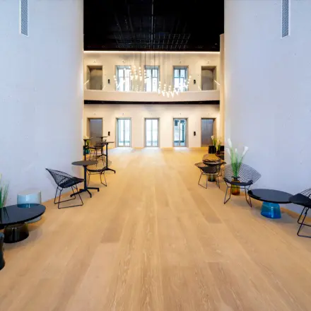 Moderner Eingangsbereich in einem Bürogebäude auf der Solmsstraße 83 in Frankfurt Bockenheim, ideal zum Büro mieten. Der Raum ist stilvoll mit Designermöbeln eingerichtet.