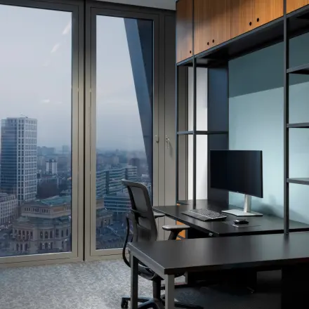 Moderner Büroraum in Frankfurt Innenstadt mit Aussicht, großen Fenstern und eleganter Einrichtung – perfekt, um eine Bürofläche zu mieten.