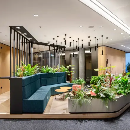 Moderner Büroraum in Frankfurt Innenstadt, Junghofstraße 9, mit stilvollen Sitzgelegenheiten und Pflanzenarrangements. Ideal für büroraum mieten, ansprechendes Ambiente für kreative Meetings und Zusammenarbeit.