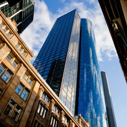 Moderne Hochhäuser in der Frankfurter Innenstadt mit einer dynamischen Skyline, ideal gelegen für büro mieten.