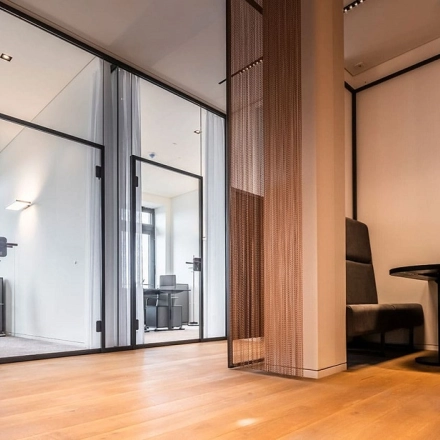 Modernes Büro in Hamburg Altstadt, Ballindamm 27, mit eleganten Glastrennwänden und stilvoller Möblierung. Ideale Option, um Bürofläche oder Büroraum zu mieten im Herzen von Hamburg.