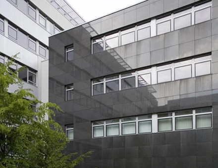 Moderne Außenansicht eines Bürogebäudes in der Torgauer Straße 231-233, Leipzig Engelsdorf, ideal für büro mieten mit Glasfassade.