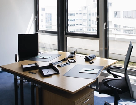 Helles, möbliertes Büro zur Miete auf der Torgauer Straße 231-233 in Leipzig Engelsdorf mit Schreibtisch und Stühlen, ideal für effizientes Arbeiten.