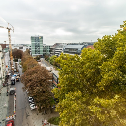 Stadtansicht von München Altstadt mit Blick auf die Herzogspitalstraße 24, umgeben von Grünflächen und modernen Gebäuden.