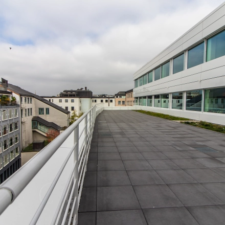 Dachterrasse mit Blick auf München Altstadt, ideal für entspannte Pausen im Freien.