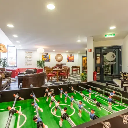 Ein gemütlicher Büroraum in München Laim mit Sitzgruppen und einem Tischkicker; ideal für kreative Pausen beim Büro mieten.