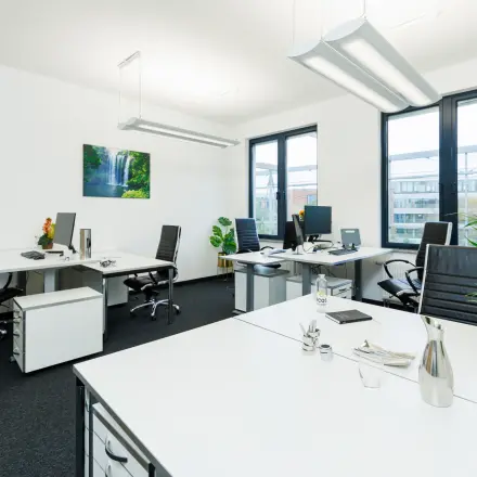 Helles Büro in München Laim, Landsberger Straße 155, ideal zum Büro mieten mit modernen Arbeitsplätzen und großen Fenstern.