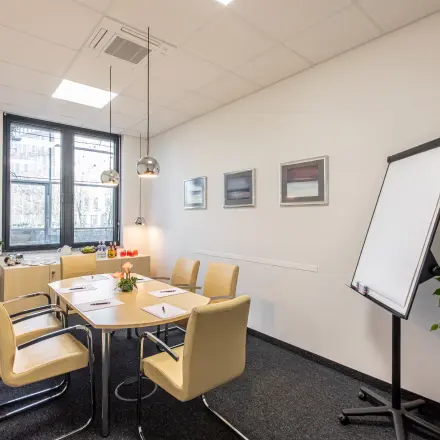 Heller Besprechungsraum mit stilvollen Möbeln und viel natürlichem Licht. Perfekt für die nächste Konferenz oder als büroraum mieten Option in München Laim.