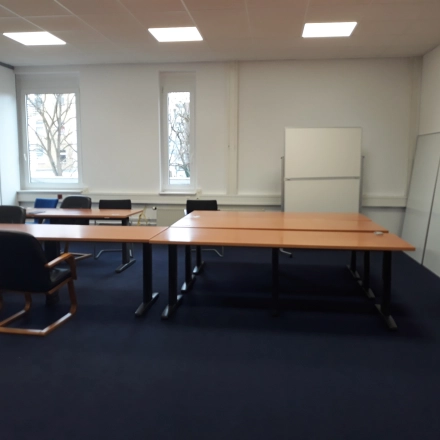 Möbliertes Büro in München Pasing mit mehreren Tischen und Stühlen, ideal zum Büro mieten oder Büroraum mieten.
