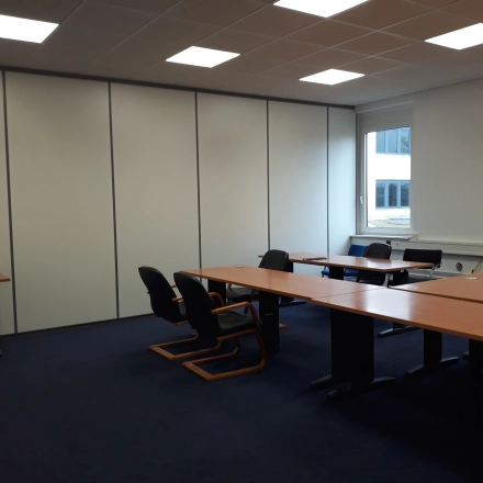 Helles Büro in München Pasing mit mehreren Tischen und Stühlen, ideal zum Büroraum mieten oder Bürofläche mieten.