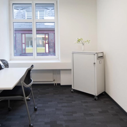 Helles, möbliertes Büro an der Bahnhofstrasse 52, Zürich City mit einem Schreibtisch und einem Schrank, perfekt zum Bürofläche mieten.