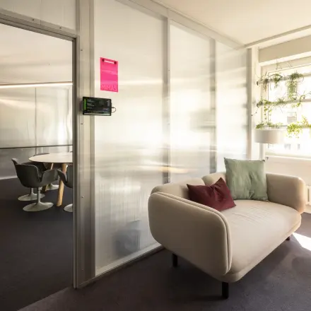 Helles, modernes Büro in Zürich City mit Empfangsbereich, Sitzgelegenheiten und großem Fenster. Ideal für büroraum mieten oder bürofläche mieten.