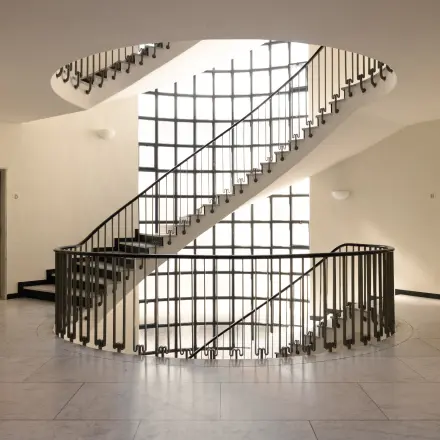 Offenes Treppenhaus mit modernem Design und viel natürlichem Licht, ideal für Unternehmen, die Bürofläche in Zürich City mieten möchten.