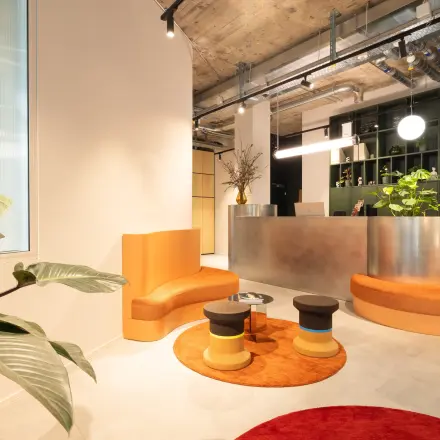 Modernes Büro in der Beethovenstrasse 48, Zürich Enge mit stilvollen Möbeln und einer Empfangstheke. Perfekt geeignet für büro mieten oder büroraum mieten.