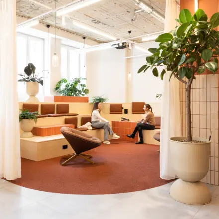 Moderne Lounge in Zürich Enge, ideal für flexibles Arbeiten. Helle, offene Bürofläche mieten mit stilvoller Einrichtung und Pflanzen an der Beethovenstrasse 48.