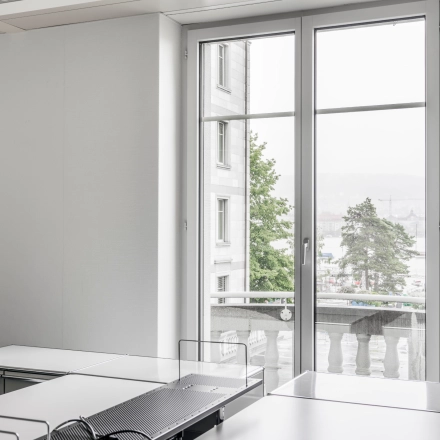 Helles Büro am Mythenquai 26 in Zürich Enge mit großen Fenstern und Blick auf den See. Ideal für Bürofläche mieten oder Büroraum mieten.