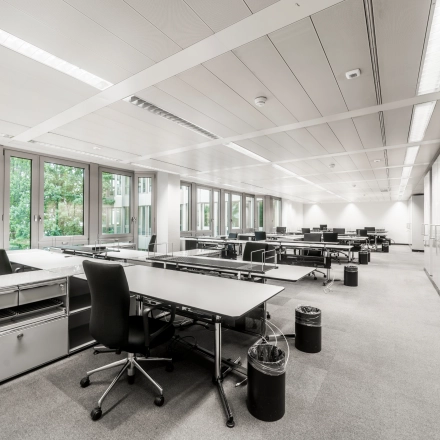 Helles Büro mit Schreibtischen und Stühlen, ideal zum Büromieten in Zürich Enge am Mythenquai 26.
