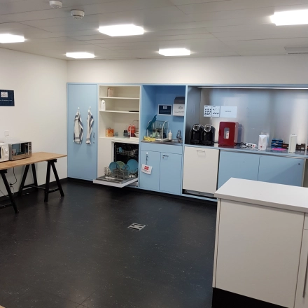 Büroraum in Mythenquai 26, Zürich Enge, mit moderner Küchenzeile. Eine ideale Fläche für informelle Meetings oder Pausen, perfekt für alle, die ein Büro mieten möchten.