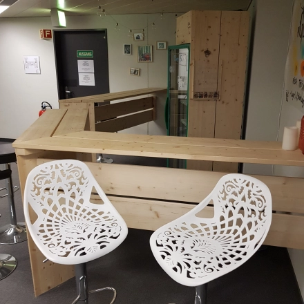Moderner Büroraum am Mythenquai 26 in Zürich Enge mit stilvollem Thekenbereich und weißen Stühlen. Perfekt, um Büroflächen oder Büroräume zu mieten.