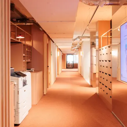 Gepflegter Büroflur mit modernen Akzenten, ideal zum Büro mieten, befindet sich in der Stockerstrasse 33, Zürich Enge.