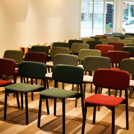 Helles Büro zur Miete mit zahlreichen farbigen Stühlen in Zürich Enge, Stockerstrasse 33.