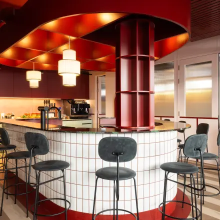 Moderne Bürofläche mieten mit stilvollem Lounge-Bereich in Zürich Enge, Stockerstrasse 33. Ideal für entspannte Pausen und informelle Meetings.