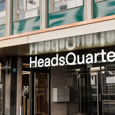 Eingang eines Bürogebäudes an der Stockerstrasse 33 in Zürich Enge mit der Aufschrift HeadsQuarter. Perfekte Lage, um Bürofläche zu mieten.