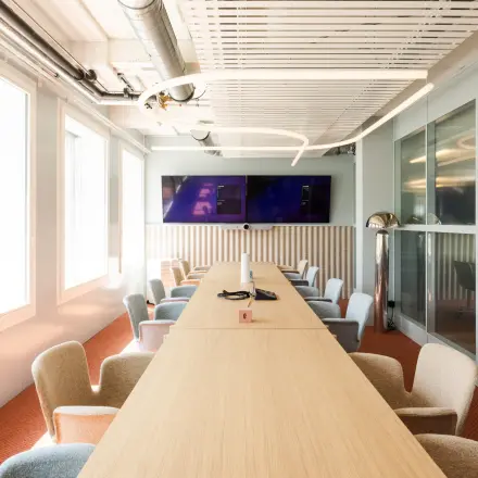 Modernes Büro in Zürich Enge, Stockerstrasse 33: Helle, möblierte Konferenzraum mit einem langen Tisch, ideal um Büroraum oder Bürofläche zu mieten.