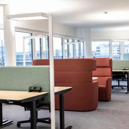 Modern office space in 1210 Vienna, Floridsdorf with light furnishings, adjustable desks, and ergonomic chairs. Perfect for those looking to rent office space or explore office space rental opportunities.