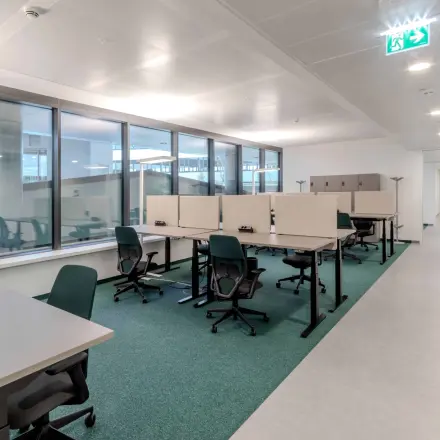 Modern office space with several workstations and large windows, perfect for those looking to rent office space in Siemensstraße 89, 1210 Vienna (Floridsdorf).