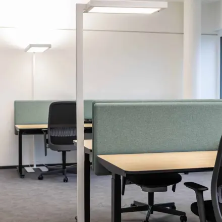 Modern office space ready for rent at Siemensstraße 89, 1210 Vienna. Features ergonomic chairs, desks, and ample lighting in a clean layout.