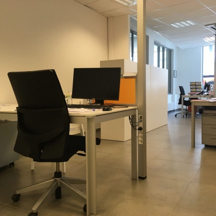 Bright and functional office space rental at Keizersplein 24, Aalst, België, showcasing workstations with desks, chairs, and computers ready for use.