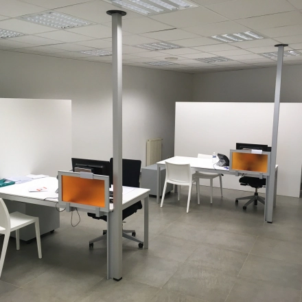 Office space at Keizersplein 24, Aalst, België with modern workstations available for rent. Neutral decor and functional layout ideal for businesses seeking office space rental.