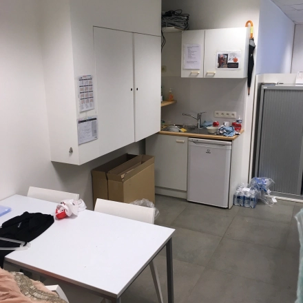 Compact office space with a small kitchenette at Keizersplein 24, Aalst, België, available for rent. Ideal for those seeking an office to rent with basic amenities.