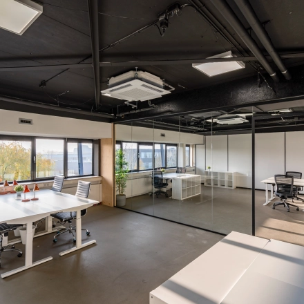 Modern office space for rent at Transistorstraat 151 in Almere Poort, featuring bright open workspaces with large windows, sleek glass partitions, and comfortable seating, perfect for collaborative work and productivity.