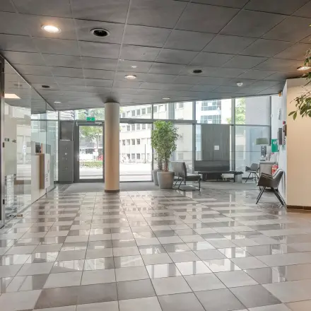 Spacious reception area at Asch van Wijckstraat 2-4, perfect for office space rental, with seating and greenery.