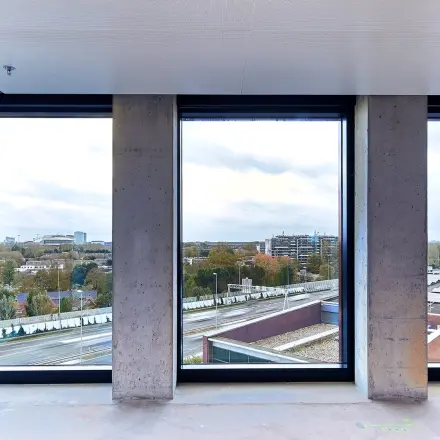 Office space rental at H.J.E. Wenckebachweg 230-258 in Amsterdam Amstel Business Park features large windows with city views, providing a bright, airy atmosphere ideal for productive work.